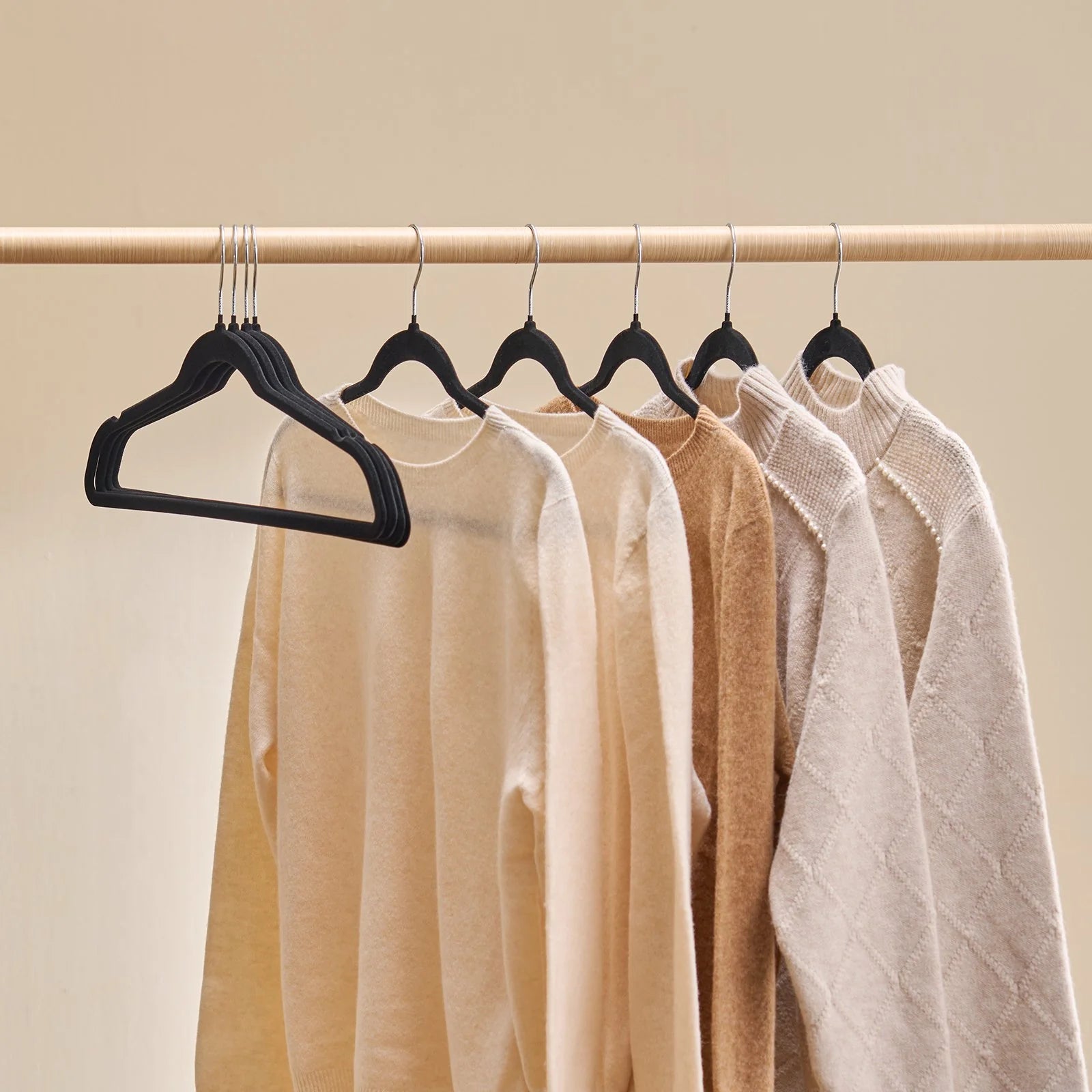 VEVOR Hangers, 11Lbs Load-Bearing, 50 Pack Black Velvet Hangers with 360 Degree Swivel Hook & 0.2 in Ultra-Thin Design, Non-Slip Space Saving Hangers, Fit for Silk Garments, Coats, Sweaters & Straps